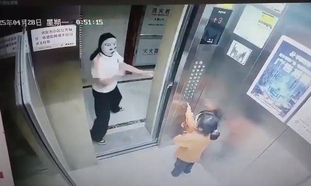 介绍个信用网网址_两幼童电梯里遭面具人吓哭介绍个信用网网址,对方多次阻止电梯门关闭!家长已带孩子看心理医生