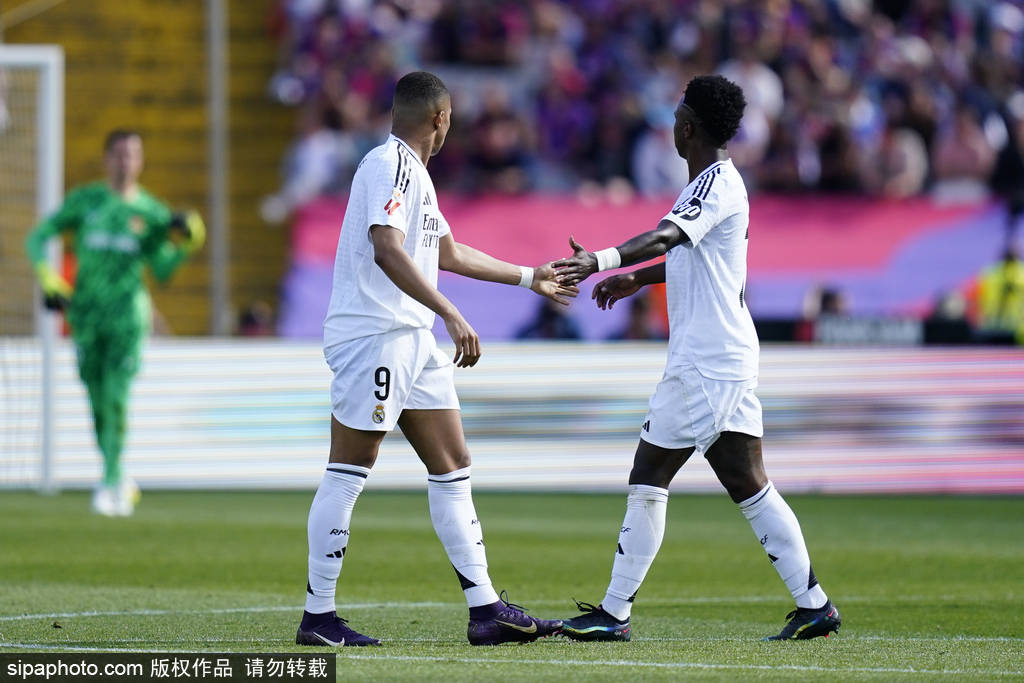 正版皇冠信用网开户_赛季四杀正版皇冠信用网开户!西甲-姆巴佩戴帽拉菲2球 巴萨4-3皇马7分领跑