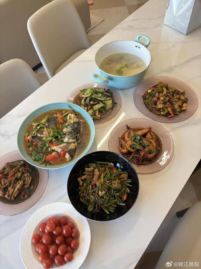 皇冠信用网登2_女子称穿瑜伽服上门做饭不是为流量:健身服是日常穿搭