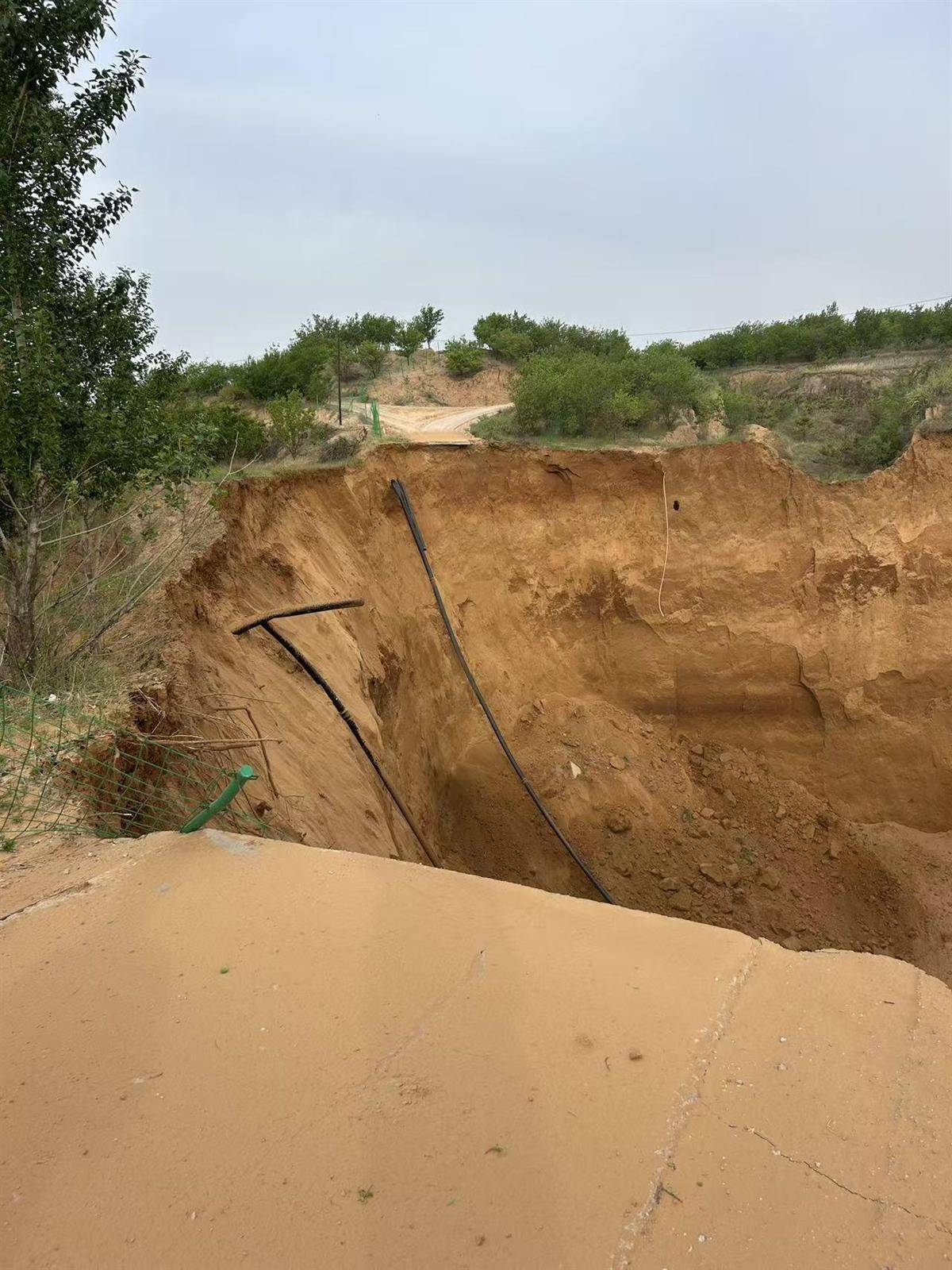 皇冠信用网登2代理_内蒙古一地塌陷形成巨大“天坑”皇冠信用网登2代理,坑底不断往外喷土,专家分析系“砂涌”,当地政府人员:具体原因正在调查