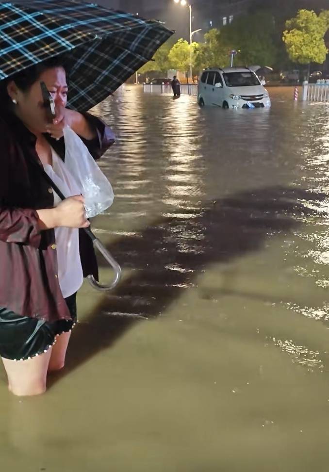 皇冠信用网注册开通_女子回应意外落入下水道皇冠信用网注册开通,被救后守在附近提醒路人:我险些遇难,不能让别人再遇危险