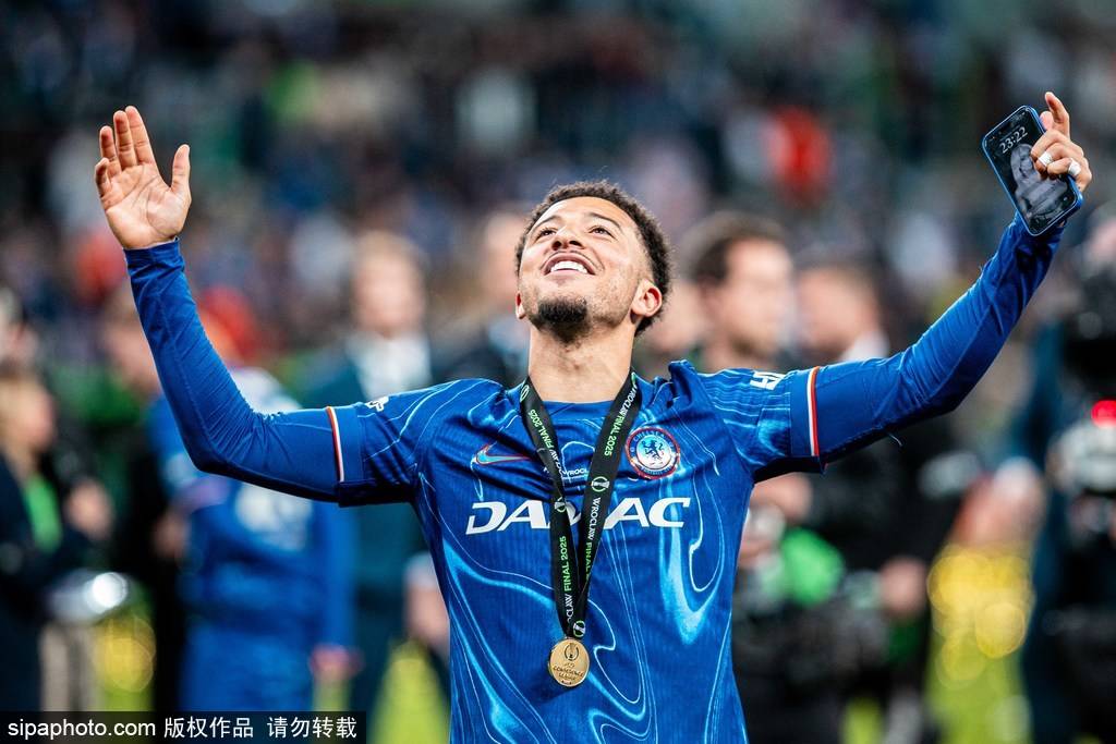 皇冠信用网会员申请网址_尬皇冠信用网会员申请网址!桑乔赛后久久拥抱安东尼 当场打电话:我不回曼联