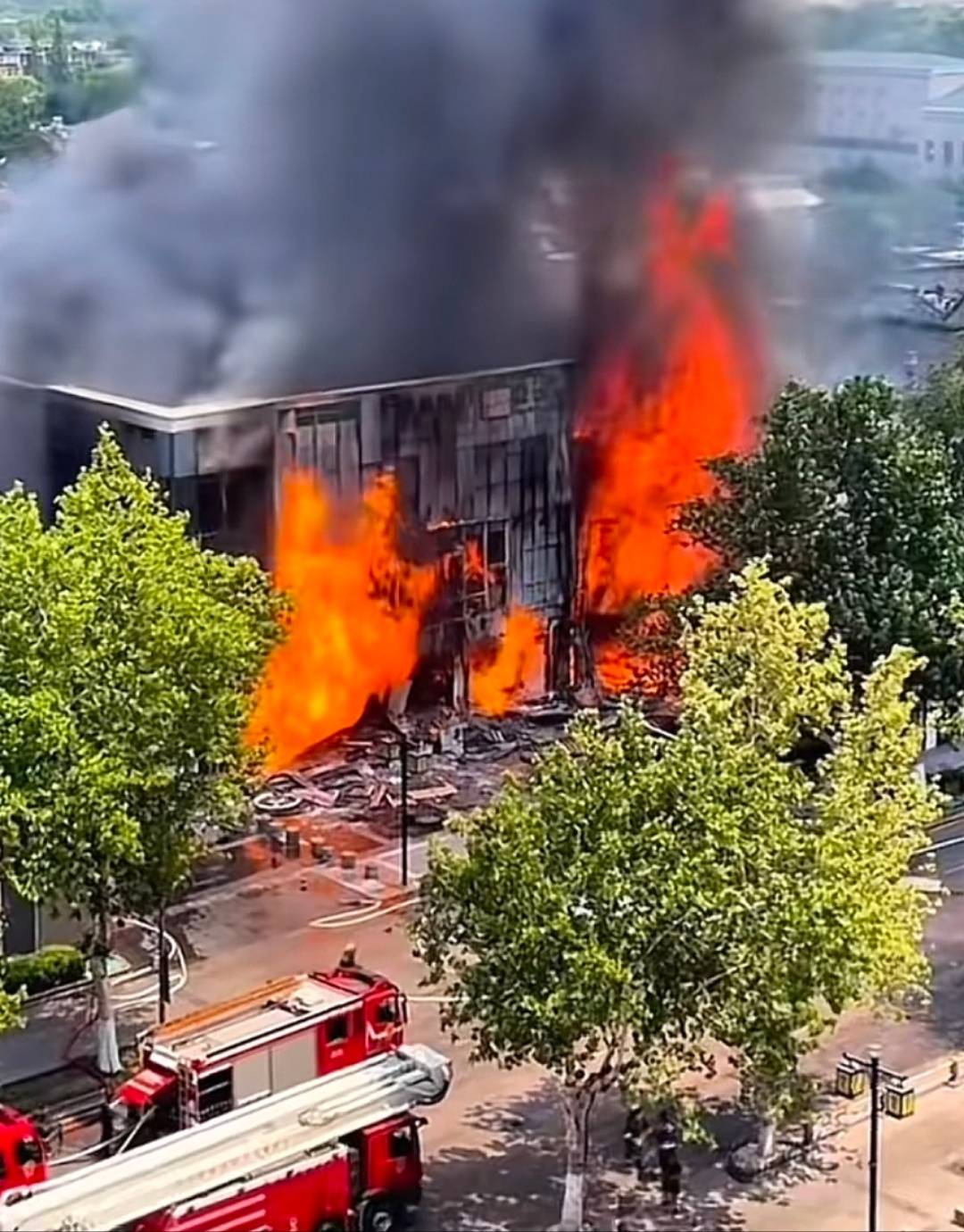 外围买球app十大平台_济南突发火灾致5人受伤1人失联外围买球app十大平台,附近商家称“广场晃动了一下”:有明显震动感