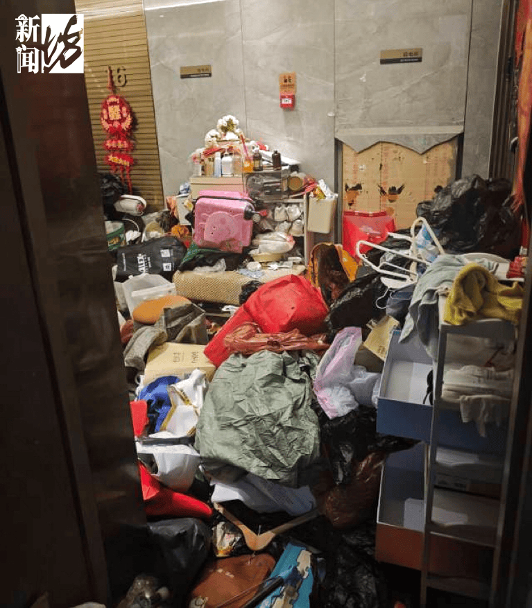 皇冠体育App下载_垃圾堆满皇冠体育App下载,臭到离谱!上海顶流豪宅业主也拾荒?邻居直呼倒大霉,不能忍!
