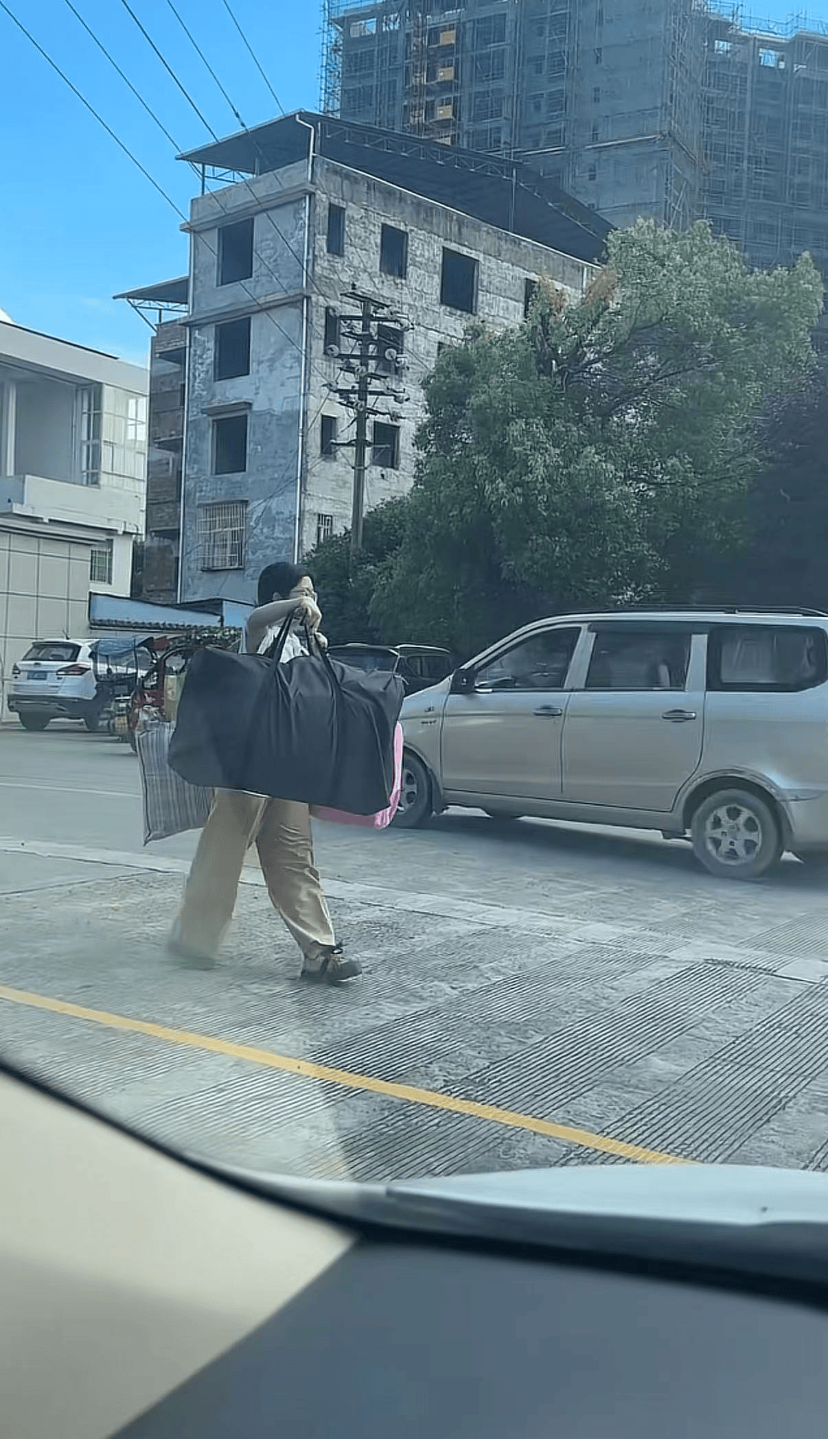 世界杯外围赛
_广西一女生高考结束后独自挑行李回家感动全网世界杯外围赛
,学校:她很朴实,老师们评价都很高