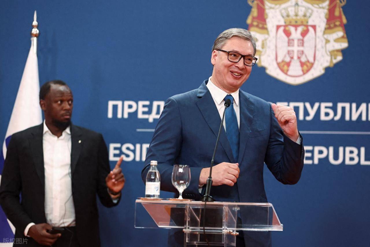 英超足球_从16亿到零英超足球,塞尔维亚全面暂停军火出口,只因被俄指背刺?武契奇陷入两难选择!