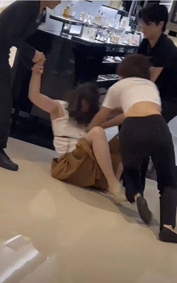 皇冠信用网结算日是哪天_两女子在合肥万象城香奈儿门前当众扭打皇冠信用网结算日是哪天,警方回应