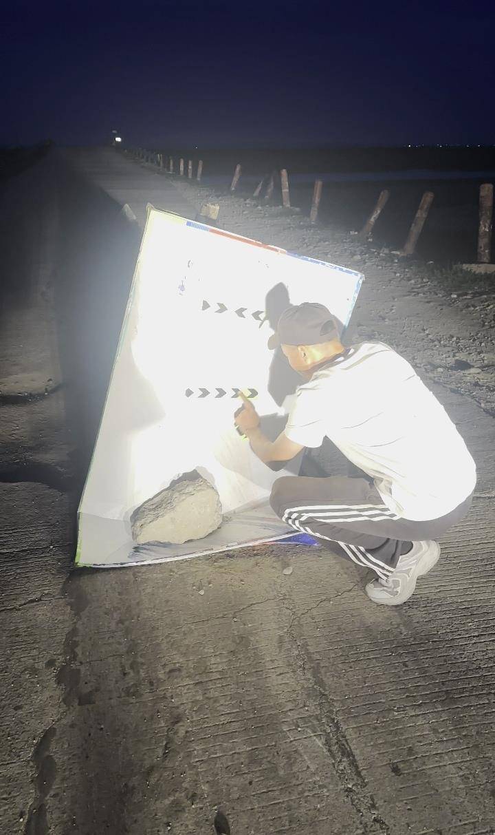 皇冠信用网
_夜晚开车遇大坑皇冠信用网
,内蒙古一对夫妻往返20余公里布置“警示牌”