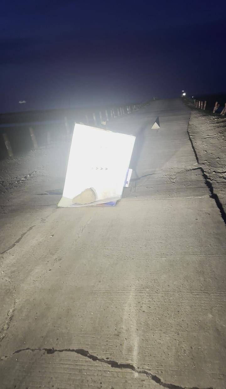 皇冠信用网
_夜晚开车遇大坑皇冠信用网
,内蒙古一对夫妻往返20余公里布置“警示牌”