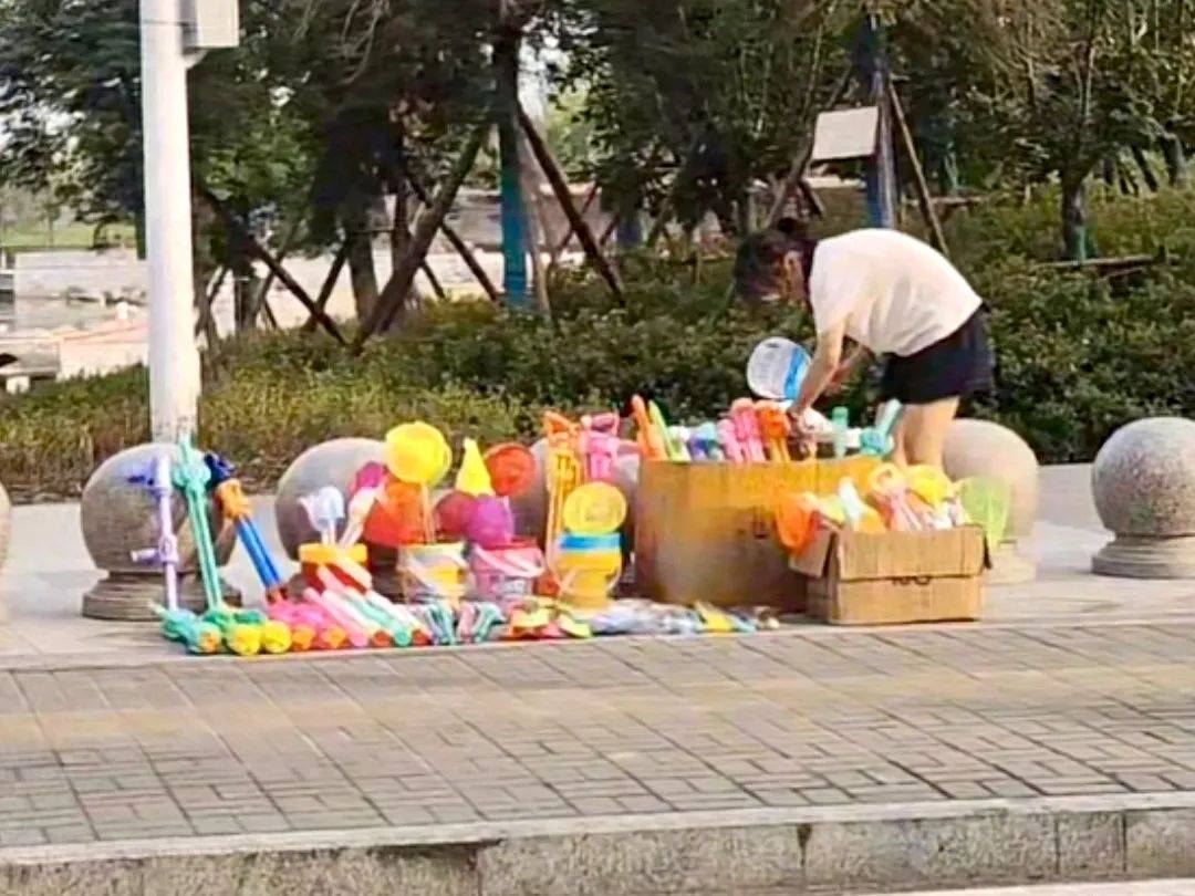 皇冠会员如何申请_安徽14岁女孩暑假摆摊卖玩具25天赚2000元皇冠会员如何申请,家长:本意是锻炼孩子,走红后竞争多生意下滑