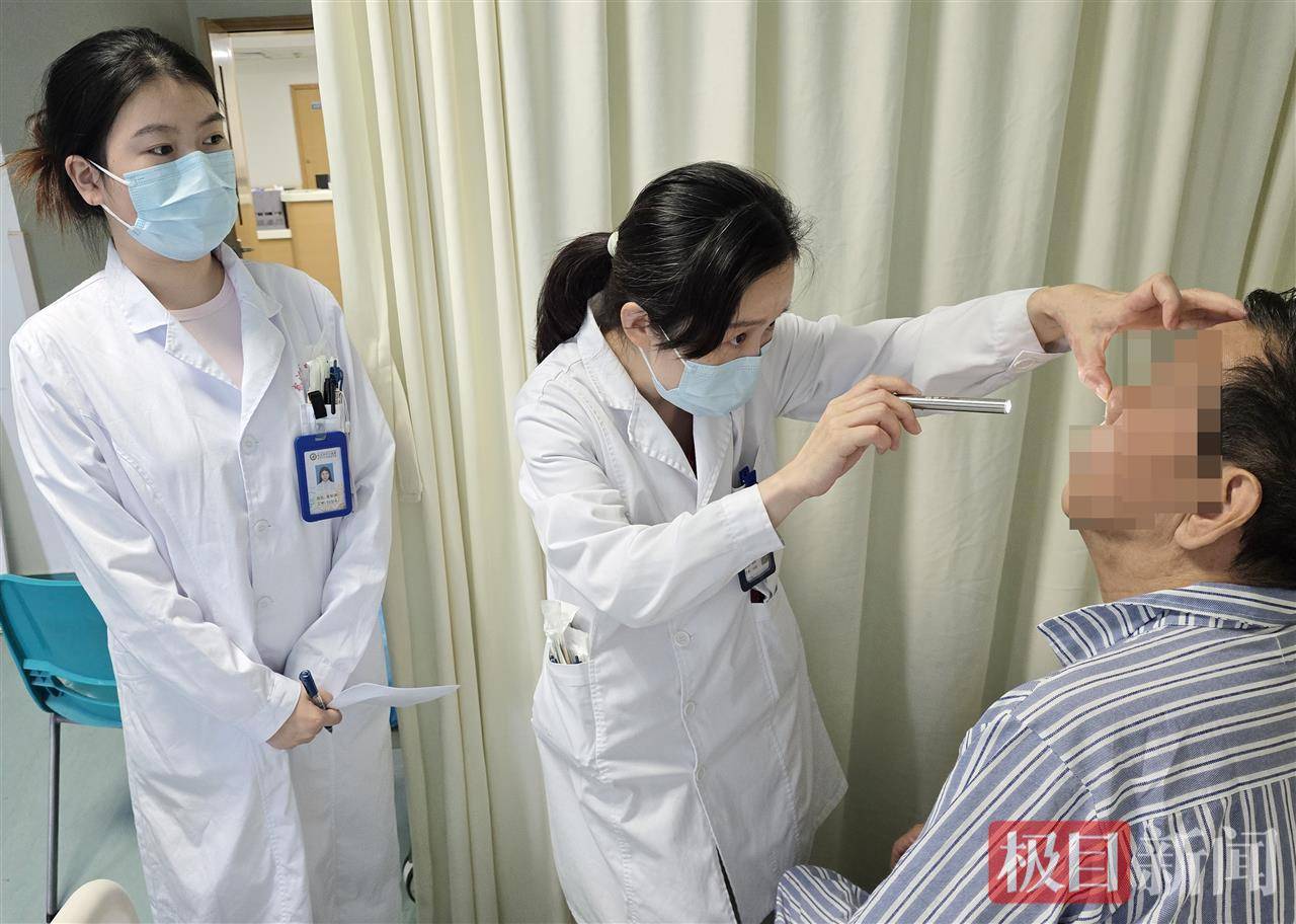 皇冠足球平台代理_惊险!七旬老人夜间骑电动车摔入花坛皇冠足球平台代理,月季根茎深插鼻腔险伤颅脑