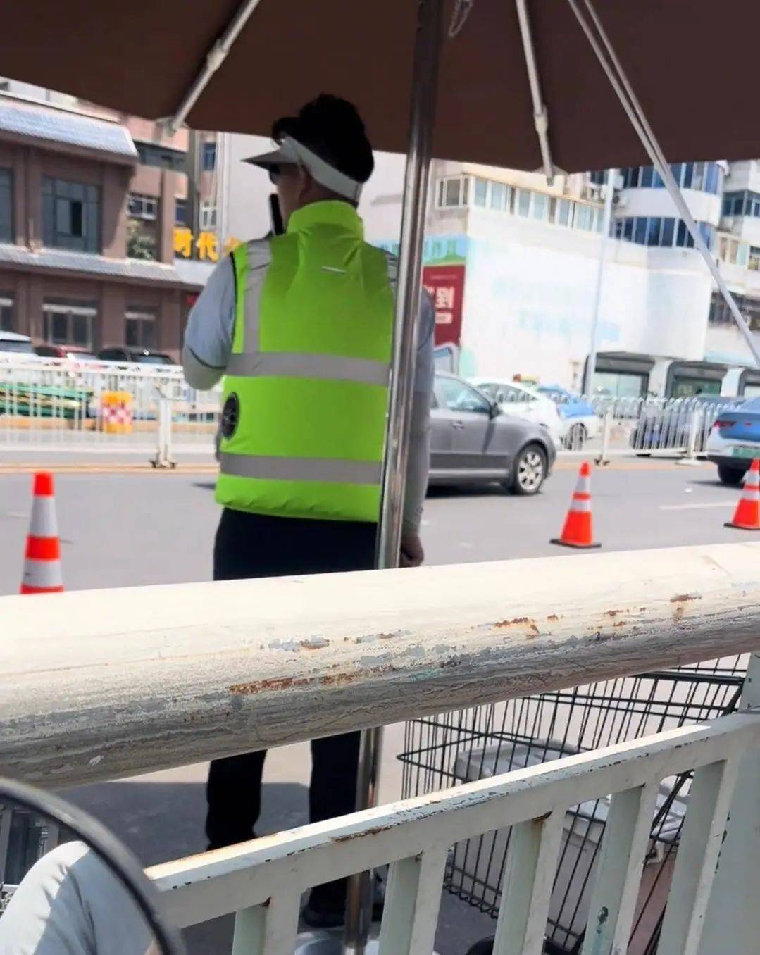 皇冠信用网会员开户申请_胖东来回应给员工配备空调服:因室外气温较高皇冠信用网会员开户申请,专为外勤人员发放