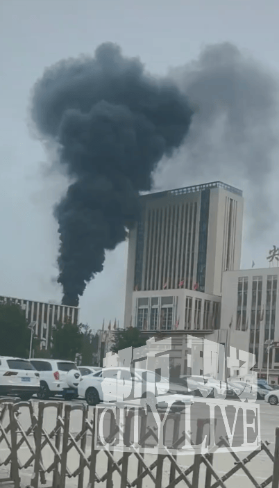 皇冠足球平台代理_山西太原一办公大楼起火皇冠足球平台代理,现场浓烟滚滚,黑烟冲天,目击者:里面有人在来回跑