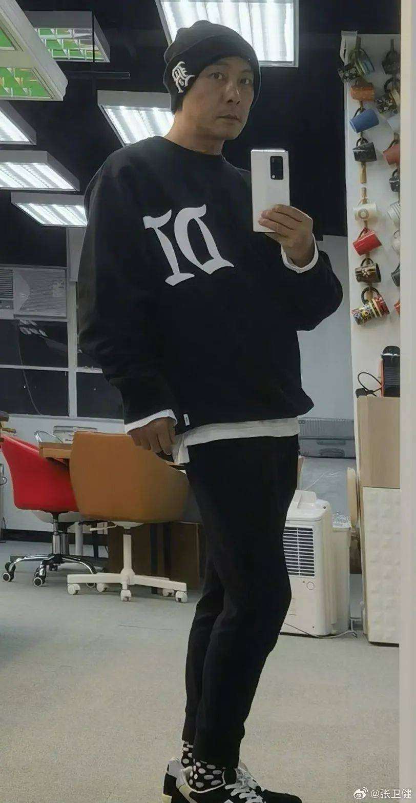 皇冠信用网在线申请_60岁张卫健在演唱会上掏出老年卡皇冠信用网在线申请,求大家别欺负老人家