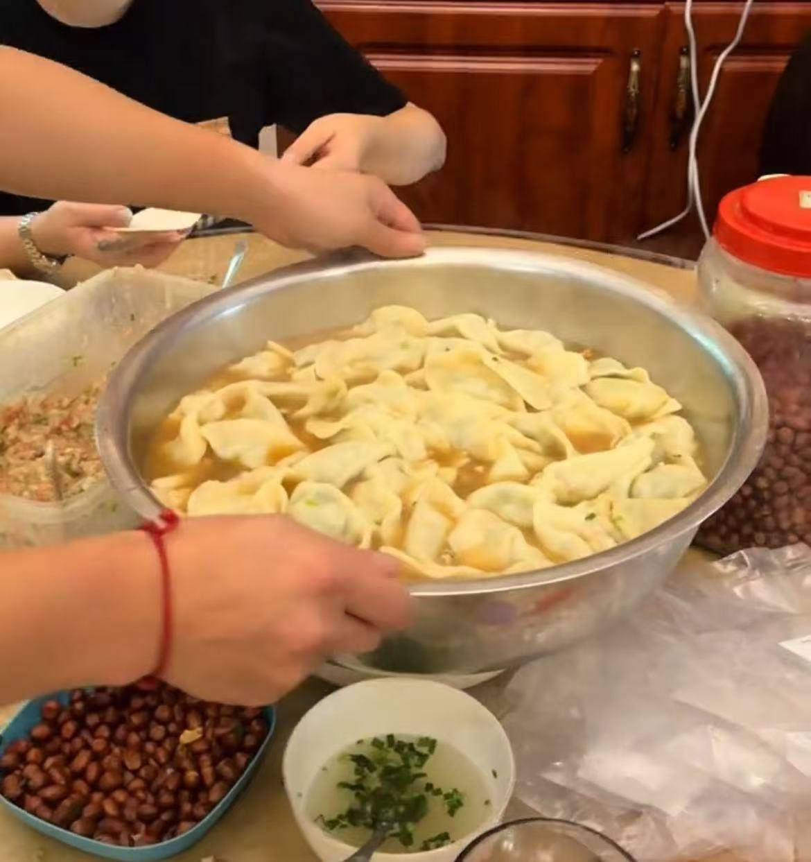 赫罗纳vs塞维利亚_16个外甥一顿吃200个水饺赫罗纳vs塞维利亚,挑扁担买菜的重庆“宇宙舅舅”:孩子们开学离开,心里空落落的