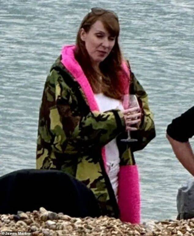 皇冠會員申請_金正恩女儿首登国际舞台皇冠會員申請,引爆接班传闻!英国首相被架空,工党内斗成全武行…