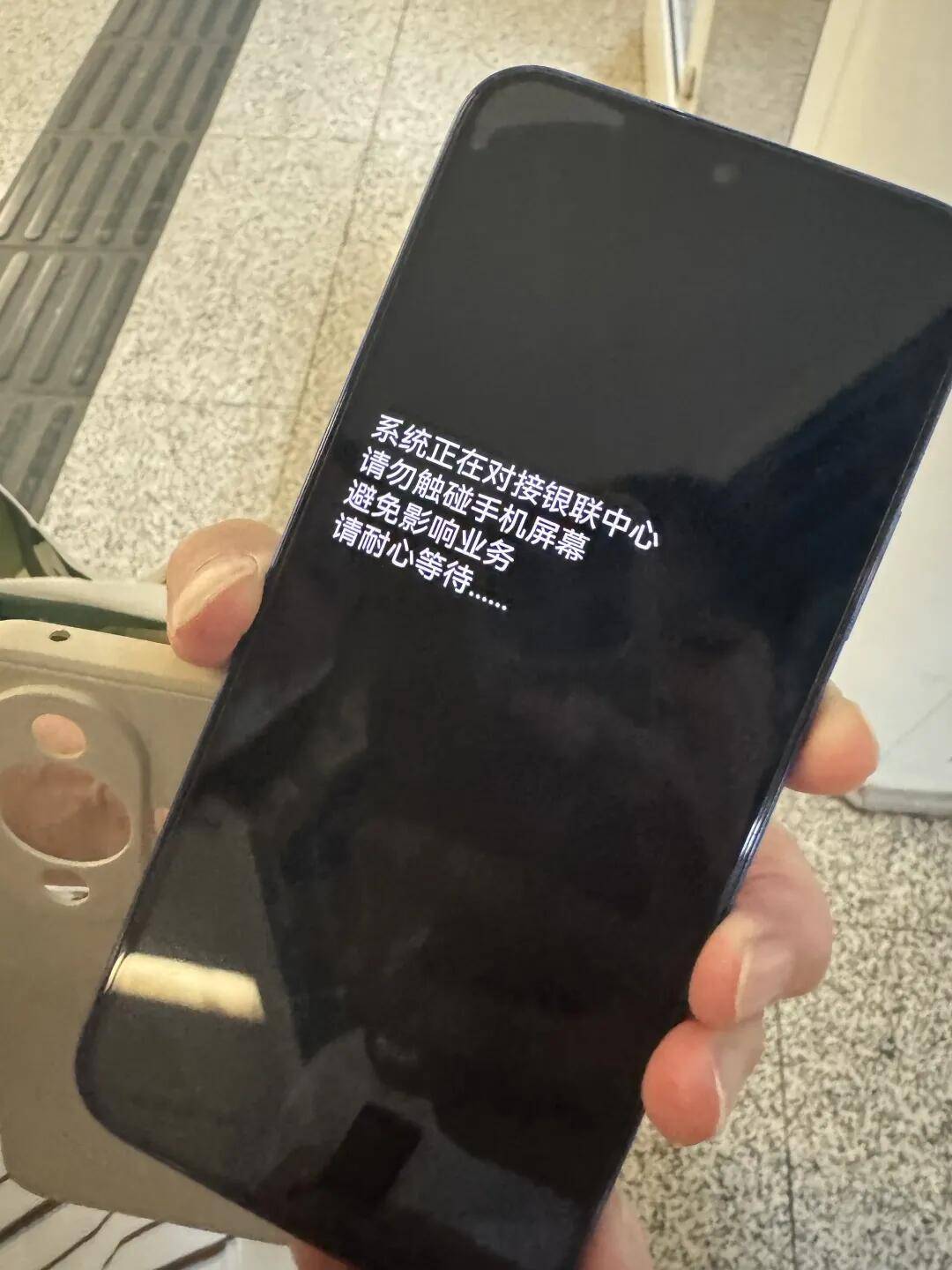 东北乐天金鹰队vs垮玉西武狮子队_一根牙签“抢”回25万元!一老年乘客手机被“黑”东北乐天金鹰队vs垮玉西武狮子队,地铁值班站长紧急取卡