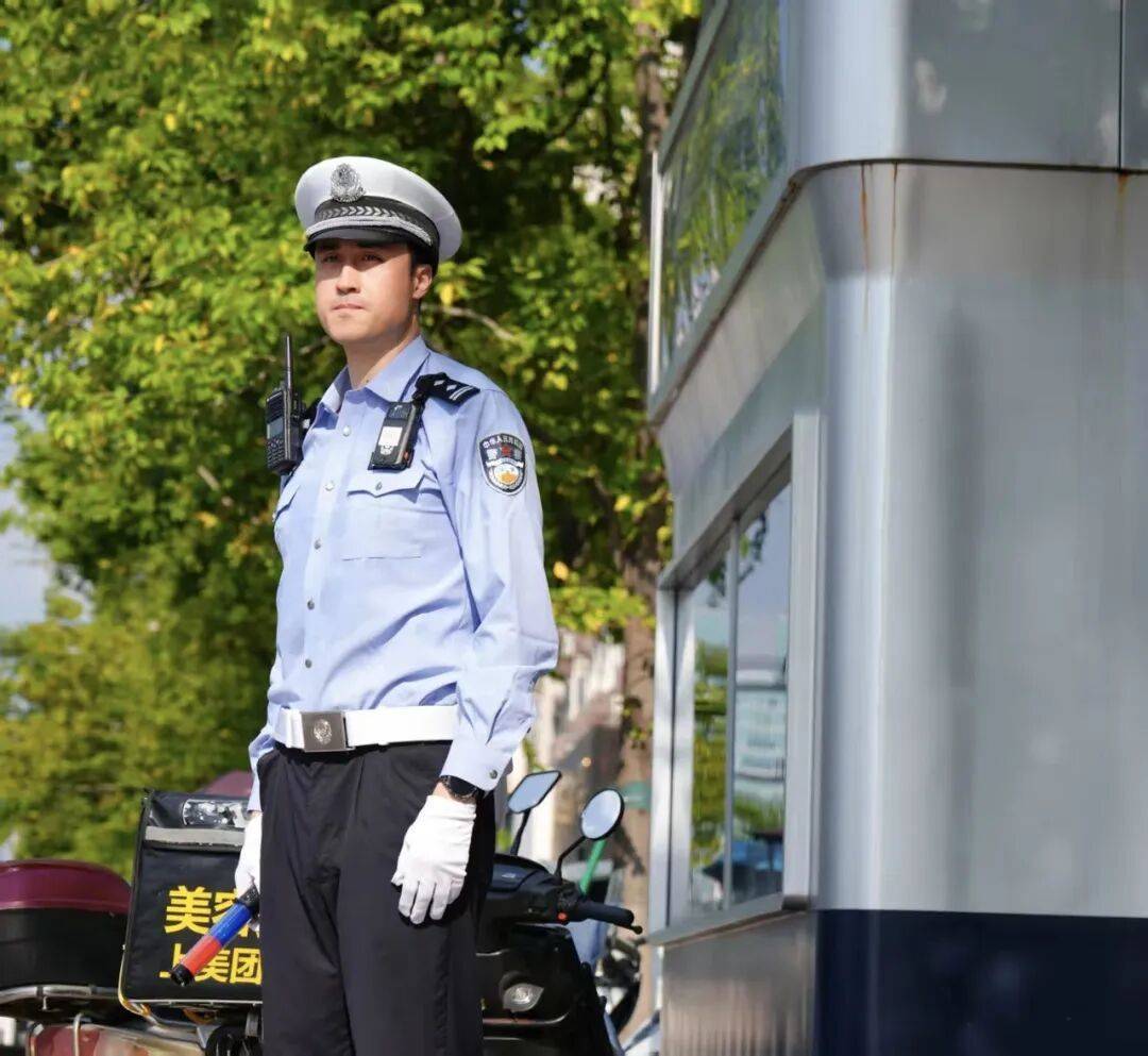 皇冠信用登3代理_杭州1米99“大长腿”交警火出圈皇冠信用登3代理,本人回应:不要关注我,这群人更了不起