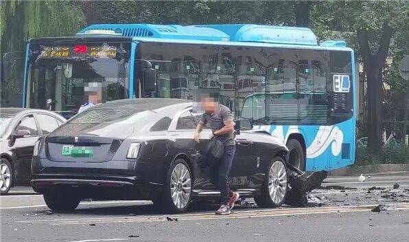 皇冠代理登录地址_陈震谈劳斯莱斯车祸后续:对方为网约车皇冠代理登录地址,已联系到伤者家属,会全力支付应该负担的赔偿