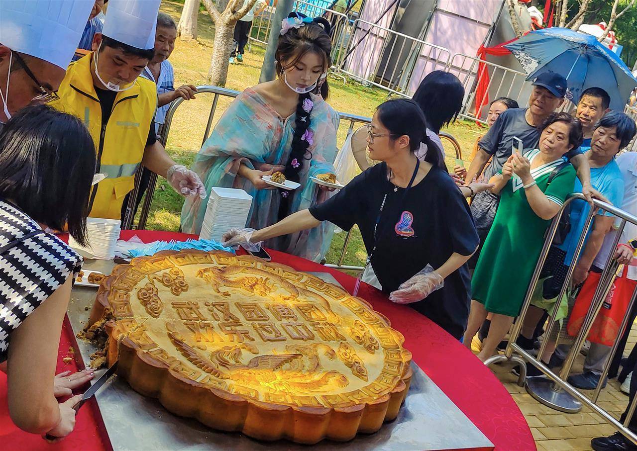 皇冠登3代理申请_重388斤皇冠登3代理申请!500人排队挑战超级大月饼