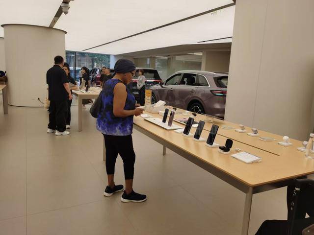 怎么开皇冠信用网_俄罗斯游客在上海一人狂买6台华为