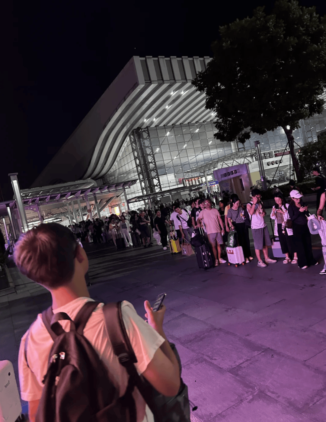 皇冠信用網开户_深圳北站凌晨返深被刷爆皇冠信用網开户!附近叫车超200人?别慌!公交地铁加班护送