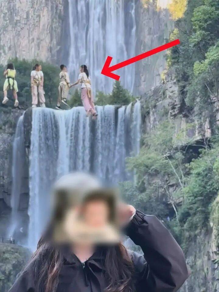 皇冠登一登二登三区别_女生瀑布前拍视频皇冠登一登二登三区别,空中突然飘来一排人