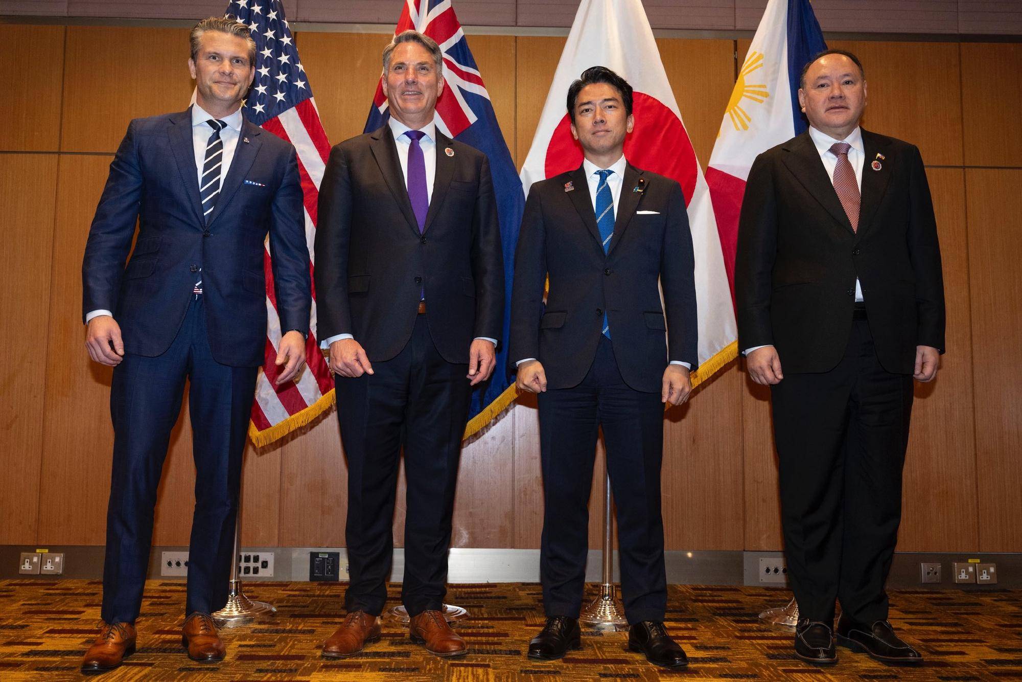 朴茨茅斯 vs 威斯汉姆
_美军再度遭遇耻辱时刻:中国海军6艘战舰包围朴茨茅斯 vs 威斯汉姆
,815舰插入南海演习