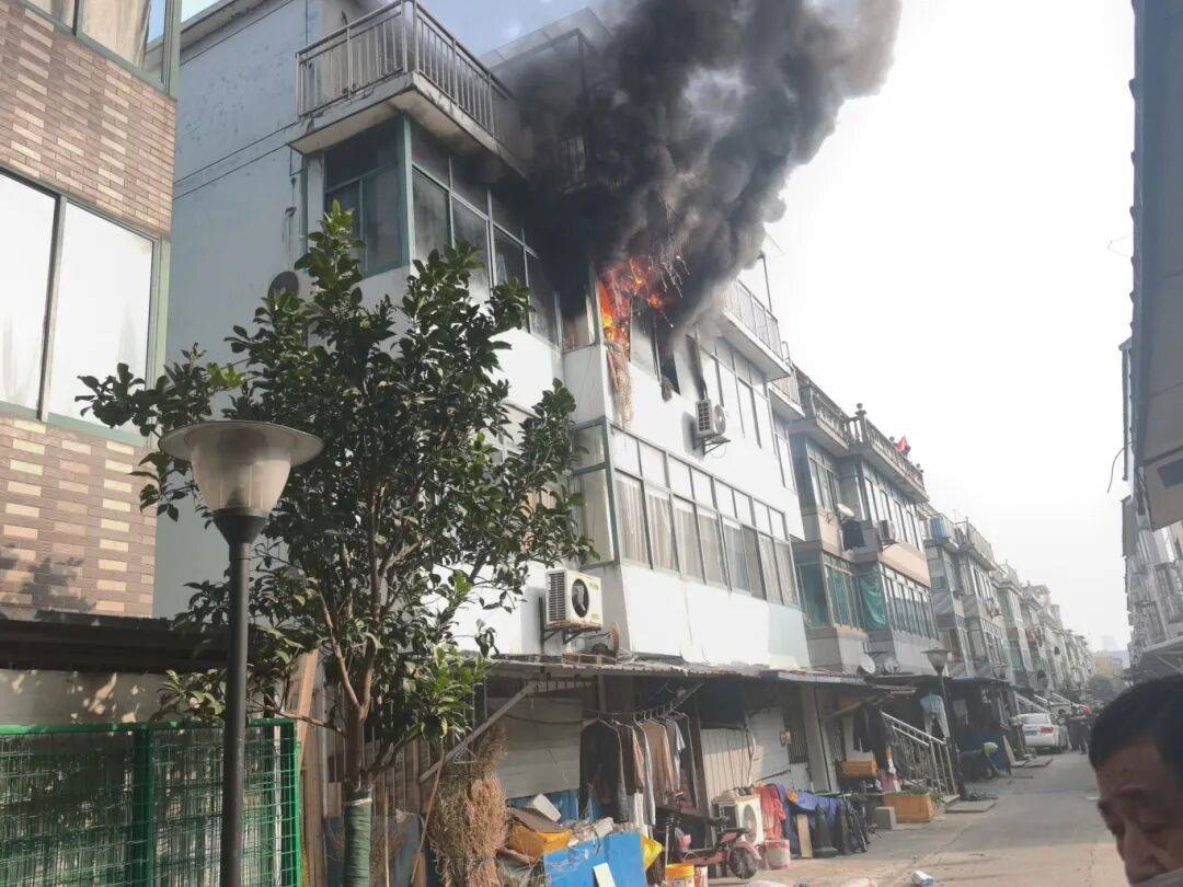 西班牙足球_一张危险的“蜘蛛网”西班牙足球，将出租房烧了个精光？