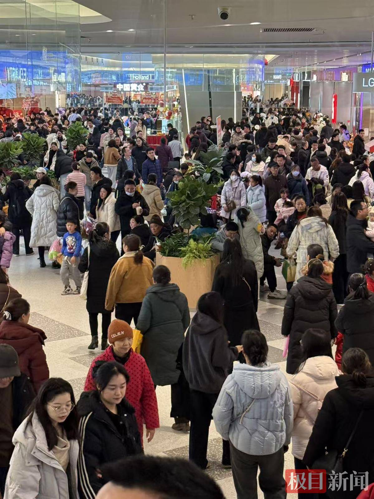 怎么注册皇冠信用网_车位要找半小时怎么注册皇冠信用网，吃饭等了一中午，连LV都开始排队了……新年第一天，武汉各大商场人气爆棚