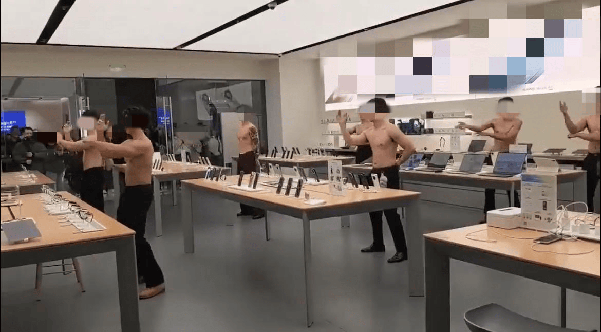 正版皇冠信用网址_商场回应“请男士脱衣宣传被指擦边”：已下架商场内品牌店相关视频