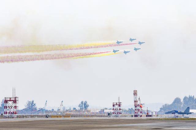 皇冠信用网登3代理_中国空军八一飞行表演队进行检验性飞行