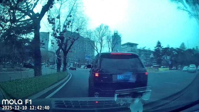 皇冠信用网注册开户_路虎1分钟8次别停奔驰引发事故皇冠信用网注册开户，警方认定却多次反转，奔驰维修加折旧损失近16万，无法走保险流程维权陷困