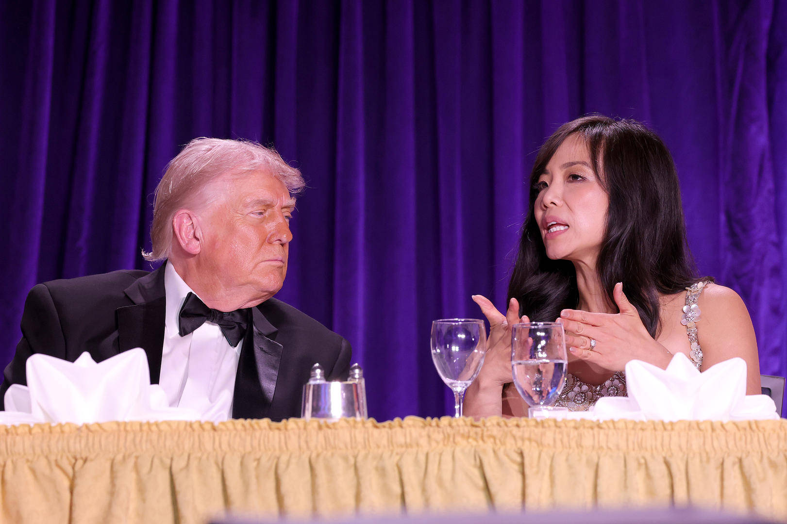 皇冠信用登2代理_枪击案发生时皇冠信用登2代理，坐在特朗普旁边的华裔女记者是谁？