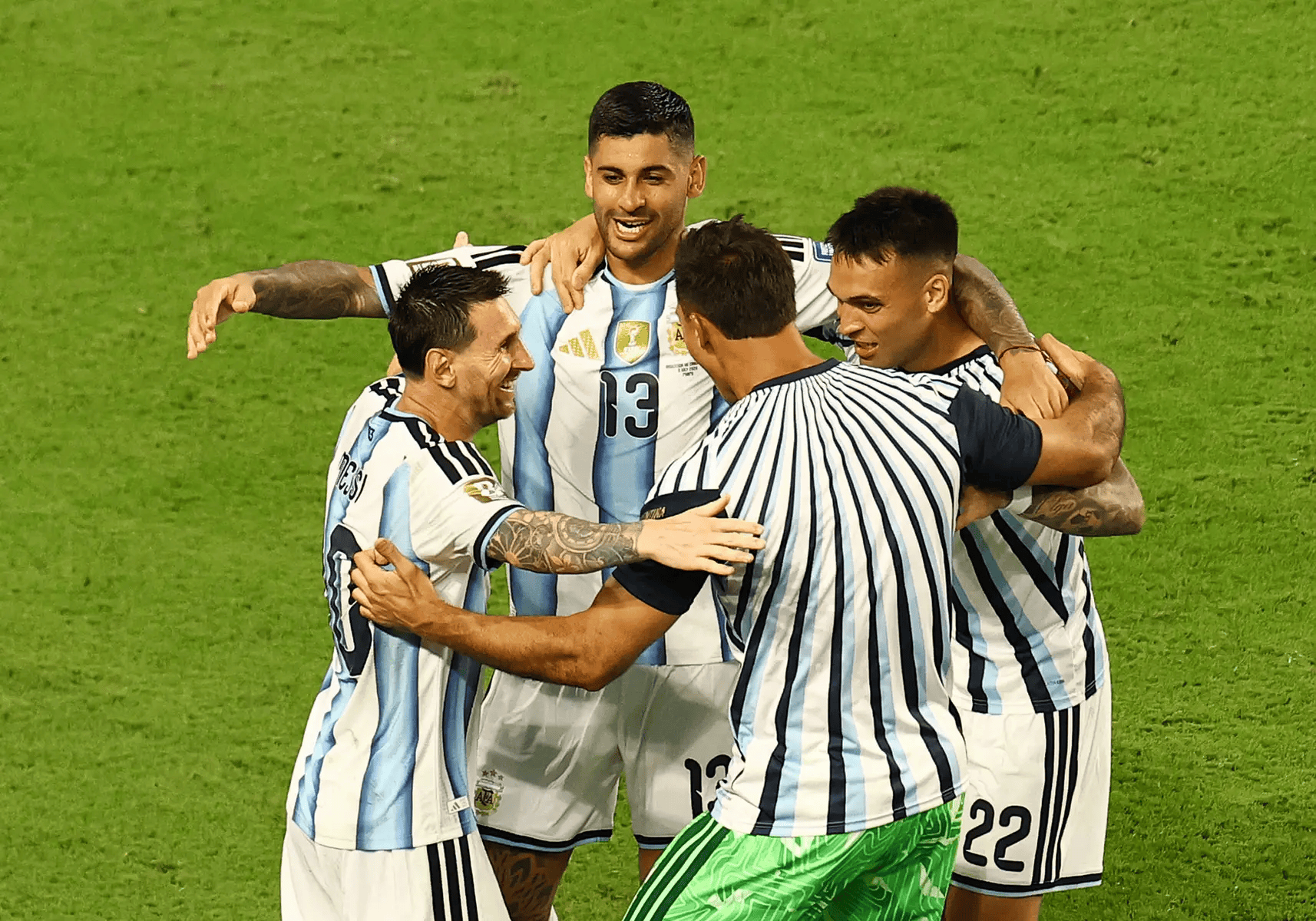 世界杯足球_拒冷门世界杯足球！阿根廷惊魂两小时险胜晋级 这么踢保送签也不稳
