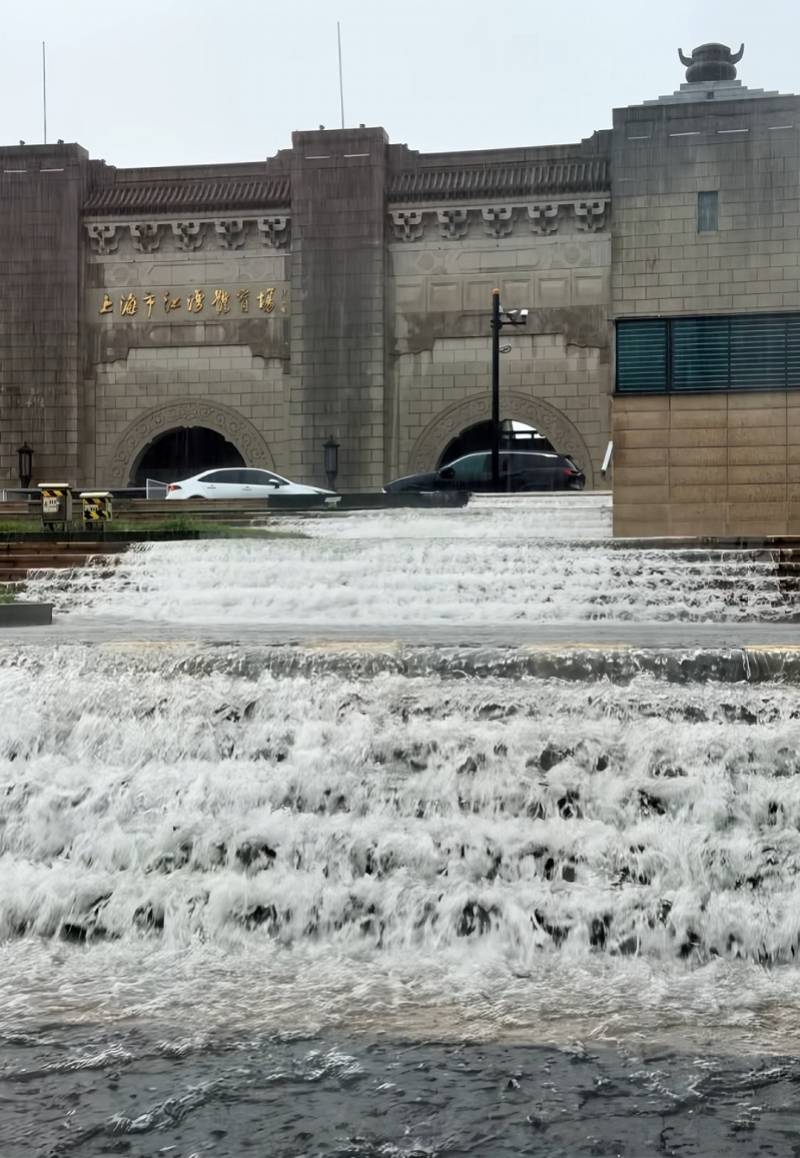 世界杯足球代理_上海特大暴雨致地下超市遭遇水浸世界杯足球代理，已暂停营业！仍有雷阵雨